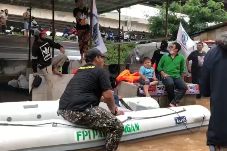 Perahu karet bertuliskan FPI saat proses evakuasi banjir di Cipinang Melayu, Jakarta Timur, Sabtu (20/2/2021).