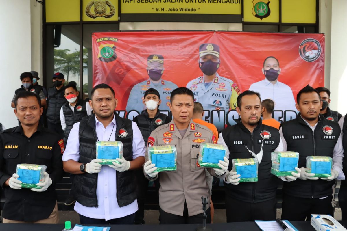 Konferensi pers pengungkapan kasus narkotika jenis sabu seberat 16 kilogram. Dalam konpers yang dipimpin oleh Kapolres Tangsel AKBP Sarly Sollu di Polres Tangsel pada Senin (31/10/2022), dihadirkan dua tersangka inisial MF dan HK.