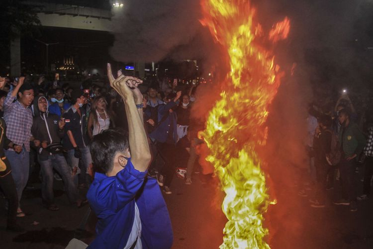 Massa aksi demo penolakan RUU Omnibus Law di Palembang,Sumatera Selatan membakar ban di tengah jalan sembari melakukan orasi, setelah terlibat benterok dengan aparat kepolisian, Kamis (8/10/2020).