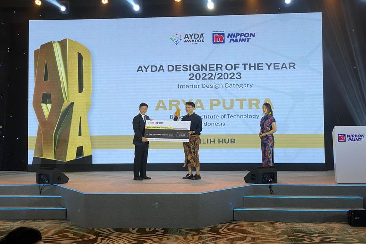 Mahasiswa  Institut Teknologi Bandung (ITB), Arya Putra berhasil meraih gelar Designer of The Year di ajang Ayda International Awards 2022/23. 