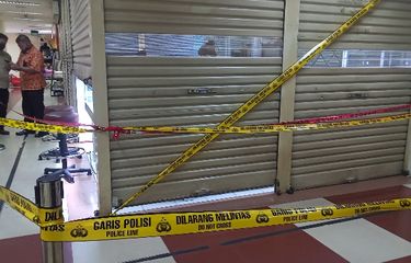 Terekam CCTV, Detik-detik Perampok Bersenjata Amati Toko Emas di ...