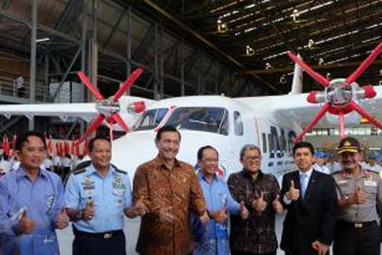 Menkopolhukam Luhut Panjaitan meresmikan pesawat N219 di hangar PT Dirgantara Indonesia, Bandung, Kamis (10/12/2015).