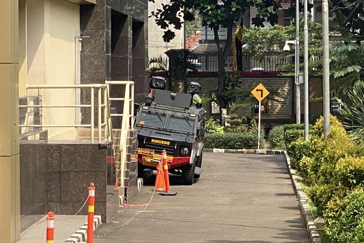 Kendaraan taktis (rantis) milik Korps Brimob kembali terlihat di area Gedung Bareskrim Polri, Jalan Trunojoyo, Jakarta, Minggu (7/8/2022) siang.