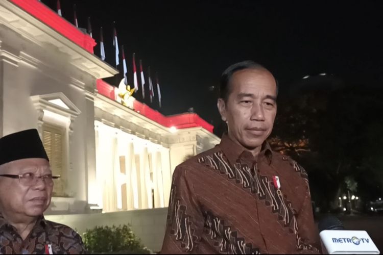 Presiden Joko Widodo (Jokowi) menggeleng kecil ketika dikonfirmasi terkait isu reshuffle Menteri Kabinet Indonesia Maju pada pekan ini, Minggu (1/10/2023).