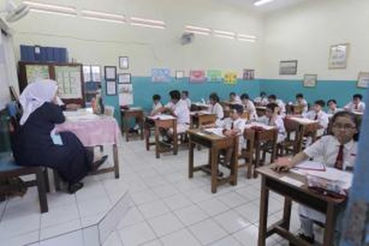 Murid mengikuti jalannya Ujian Nasional Sekolah Dasar di SDN Palmerah 07 Pagi, Jalan Palmerah Utara, Jakarta, Senin (18/5/2015). Pelaksanaan UN akan berlangsung hingga 20 Mei mendatang dengan mata pelajaran yang diujikan Bahasa Indonesia, Matematika, Ilmu Pengetahuan Alam. 