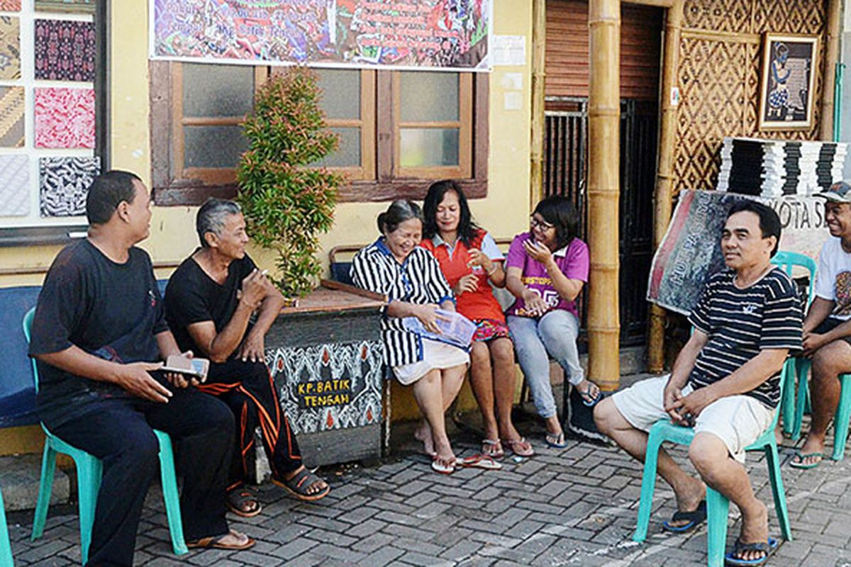 Sejumlah warga tengah menikmati salah satu sudut Kampung Jadhoel, Selasa (2/5/2017) setelah mengalami perbaikan lingkungan. Ini merupakan kampung lama, pusat batik dengan nama kampung Kampung Batik Tengah berada di Kecamatan Rejomulyo, Kecamatan Semarang Timur, Kota Semarangt, Jawa Tengah. sebagai kampung pusat batik, hiasan dinding rumah warga dihiasasi hiasan contoh motif batik, supaya memudahkan wisatawan mengetahui jenis motif batik khas di kampung pusat batik ini. 