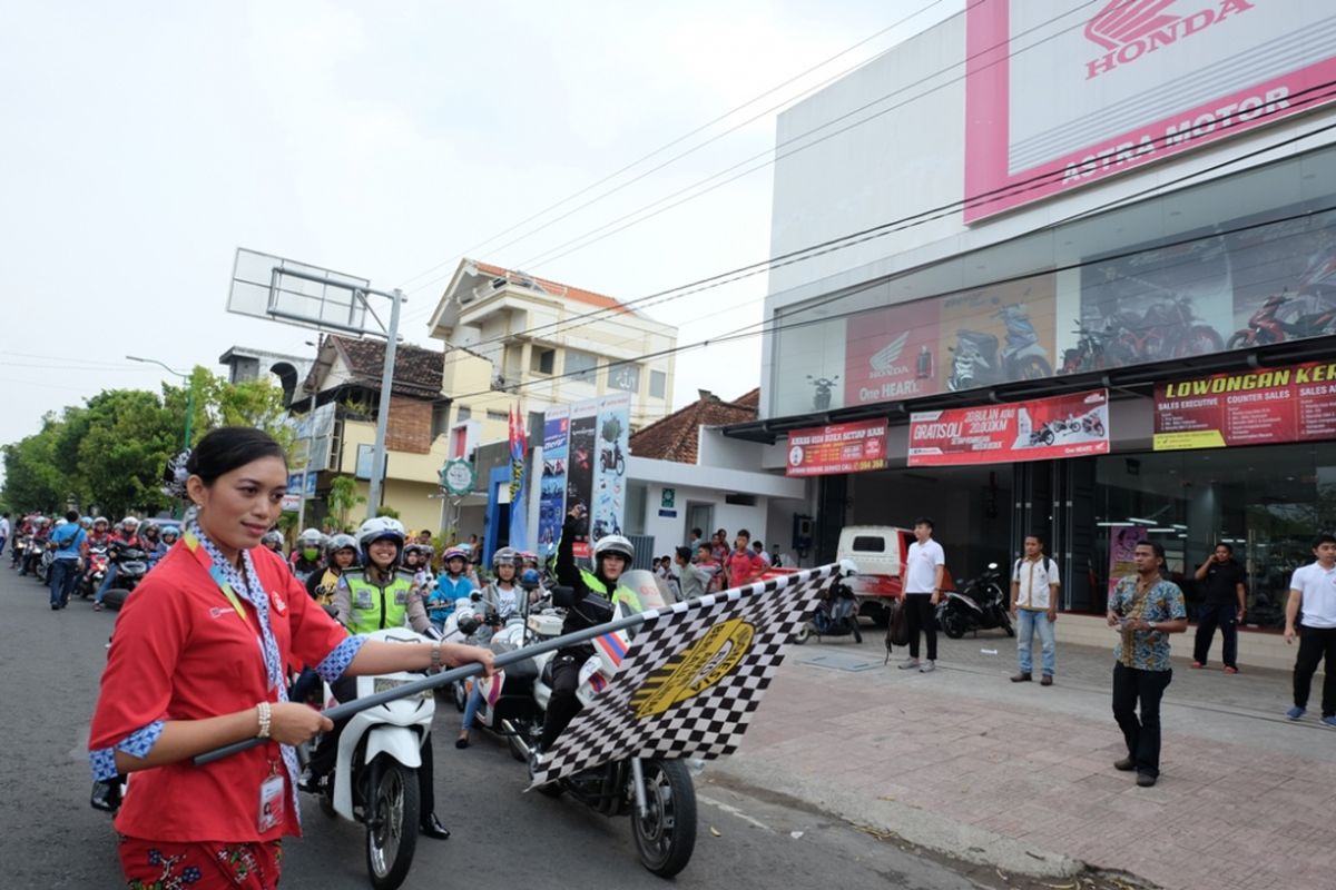 Honda Lady Bikers Jepara memulai perjalanan dari Dealer Astra Motor Jepara, Jumat (21/4/2017).