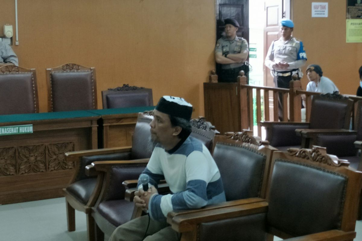 Penyerang markas Polda Sumatera Utara, Syawaluddin Pakpahan, saat bersaksi dalam persidangan kasus peledakan bom di Jalan MH Thamrin dengan terdakwa Aman Abdurrahman di Pengadilan Negeri Jakarta Selatan, Selasa (27/3/2018).