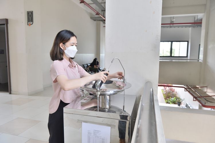 Fasilitas drinking water fountain di Unika Atma Jaya sebagai bentuk dukungan mengurangi limbah plastik.