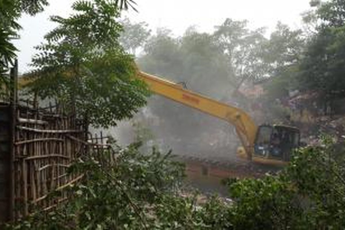 Alat berat jenis amfibi dikerahkan untuk penertiban di Kampung Pulo, Sabtu (22/8/2015).