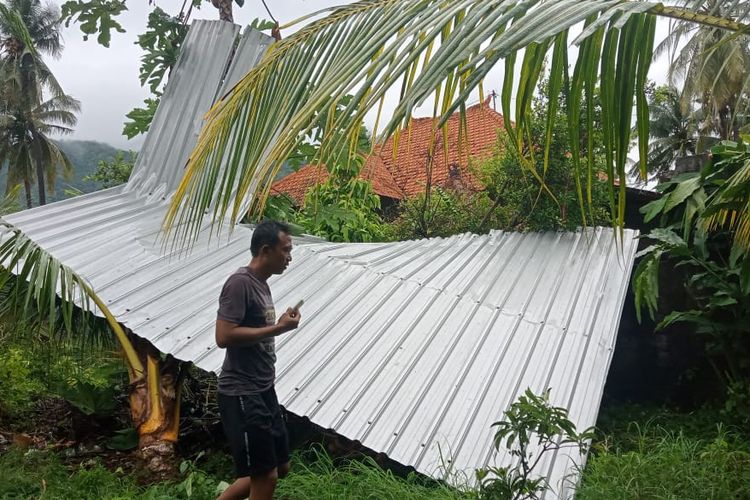Salah satu rumah warga di Desa Banyupoh, Kecamatan Gerokgak, Kabupaten Buleleng, Provinsi Bali, rusak diterjang puting beliung.