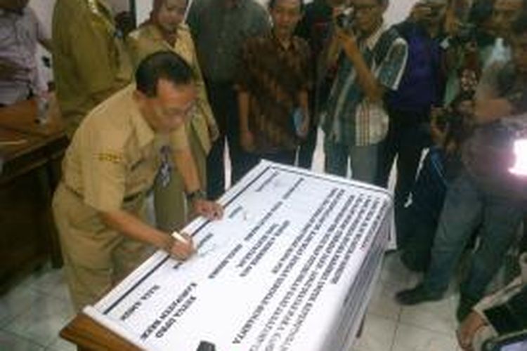 Para pejabat Brebes, Jawa Tengah, menandatangani pakta integritas untuk tidak melakukan korupsi, Senin (09/12/2013)