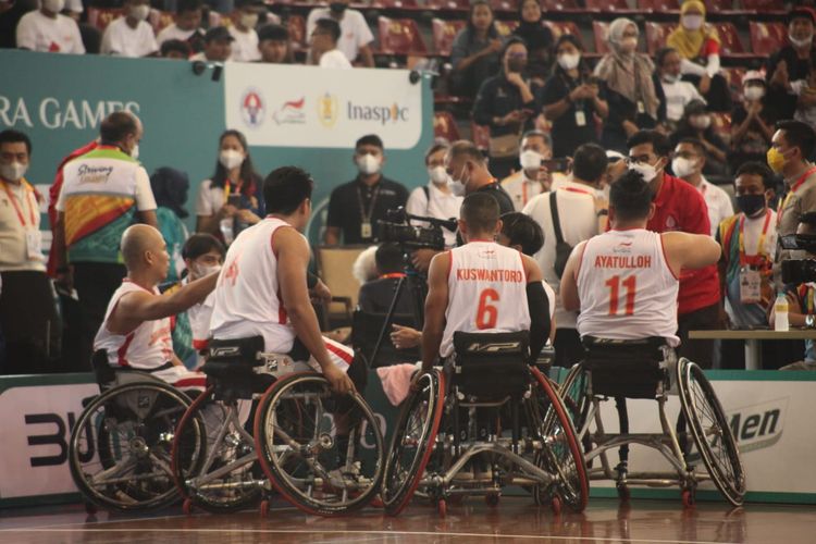 Skuad timnas wheelchair basketball Indonesia saat melawan Filipina pada laga perdana ASEAN Para Games 2022 di Solo yang berlangsung di GOR Sritex Arena, Sabtu (30/7/2022).