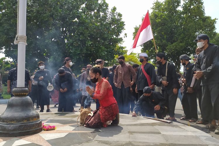 Masyarakat Banyumas Peduli Budaya menggelar aksi di halaman Pendapa Bupati Banyumas, Rabu (12/1/2022) atas penendangan sesajen di Lumajang, Jawa Timur.