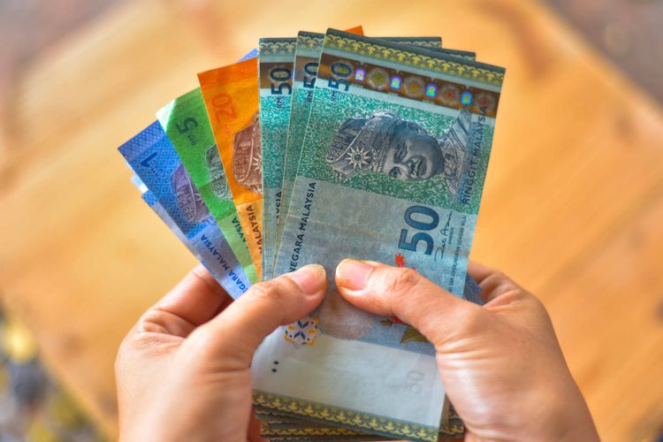 Mata uang Malaysia adalah ringgit, yang mana untuk nilai tukar mata uang Malaysia ke Indonesia adalah Rp 3.300 setiap 1 ringgitnya.