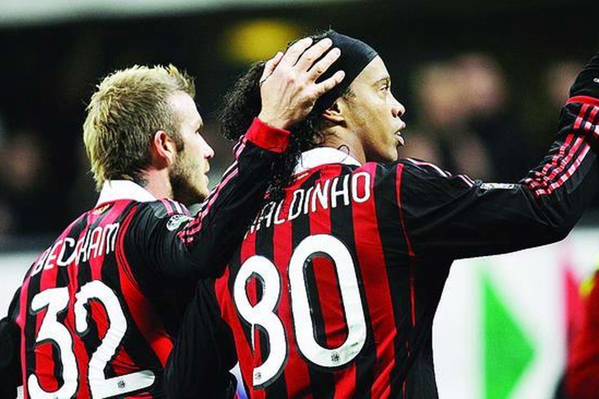 David Beckham (kiri) dan Ronaldinho.