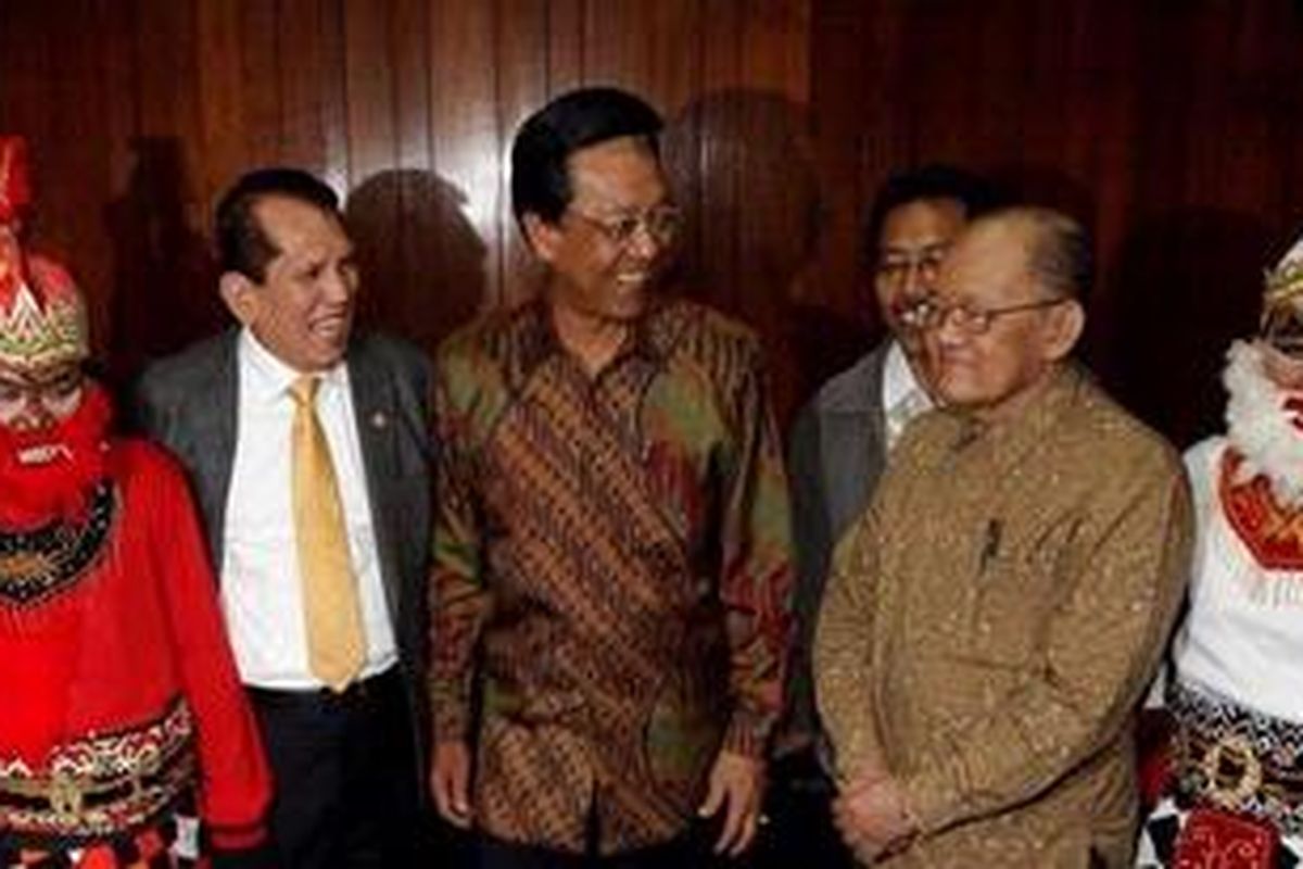 Ketua Komisi II DPR, Chaeruman Harahap (kedua dari kiri), Gubernur DIY Sri Sultan Hamengku Buwono X (tengah), dan Wakil Gubernur DIY Paku Alam IX (kedua dari kanan) sesaat sebelum mengikuti rapat dengar pendapat dengan Komisi II DPR RI di Gedung DPR, Jakarta, Selasa (1/3/2011). Rapat dengar pendapat ini membahas mengenai Rancangan Undang Undang Keistimewaan DIY.