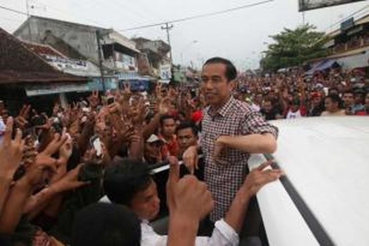 Calon presiden nomor urut 2, Joko Widodo disambut warga di Pasar Induk Kajen, Pekalongan, Jawa Tengah, Kamis (19/6/2014). Dalam orasinya Jokowi mengatakan kegembiraannya karena disambut ribuan warga di lokasi itu.