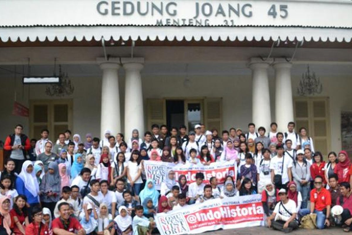 Peserta tur Jakarta Heritage Trails: Ngaboeboerit Ke Tjikini, Minggu (14/7/2013).