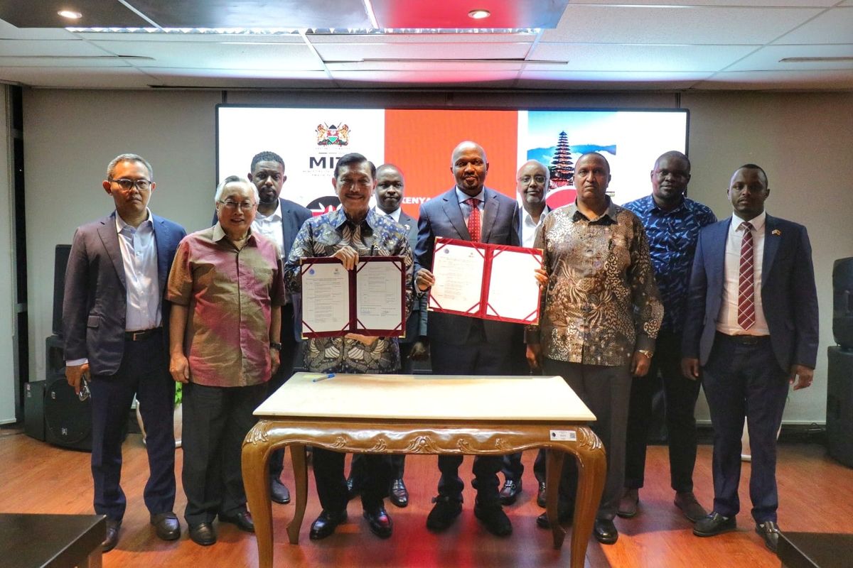 Menteri Koordinator Bidang Kemaritiman dan Investasi, Luhut B. Pandjaitan melaksanakan penandatanganan Implementation of Joint Business and Investment Linkages antara Indonesia dan Kenya pada 11 Mei 2023.