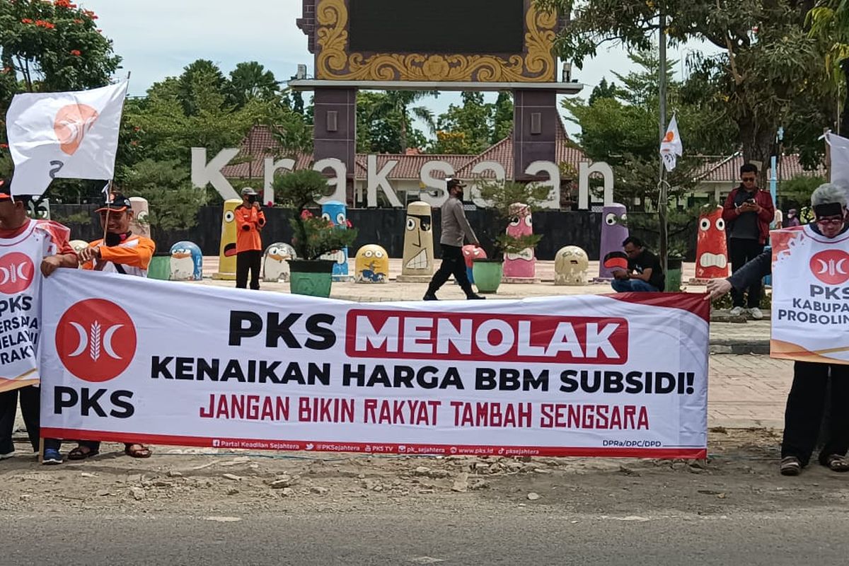 Kader PKS Kabupaten Probolinggo menolak keputusan pemerintah menaikkan harga BBM.