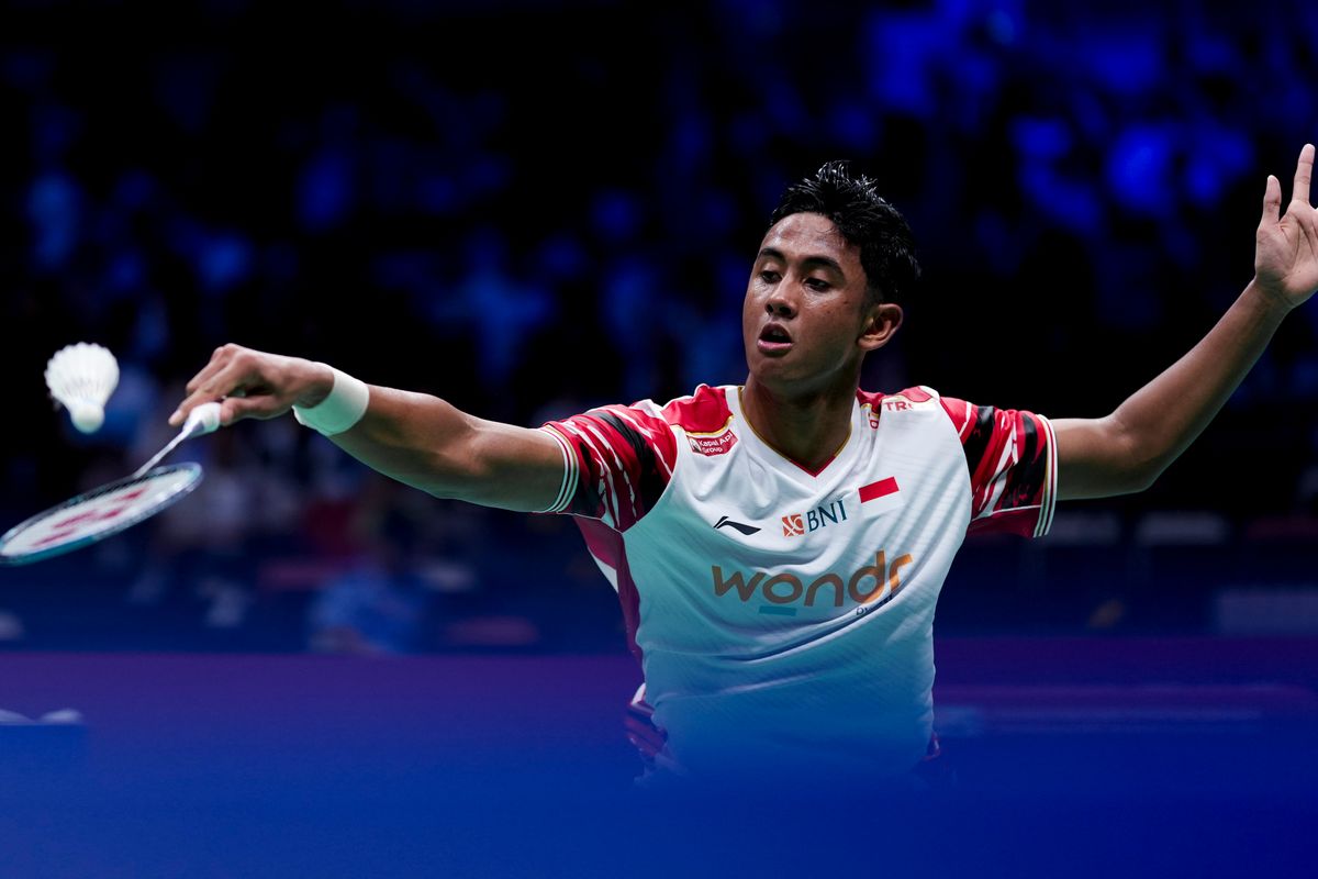 Alwi Farhan asal Indonesia melakukan pengembalian bola dalam pertandingan tunggal putra melawan Anders Antonsen dari Denmark selama pertandingan Grup D antara Denmark dan Indonesia pada Piala Sudirman BWF di Xiamen, Provinsi Fujian, China tenggara, 1 Mei 2025.