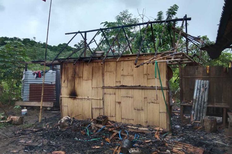 Bentrok warga yang dipicu persoalan sengketa lahan di Kecamatan Pulau Babar Kabupaten Maluku Barat Daya menyebabkan empat rumah warga hangus dibakar massa, Senin (15/11/2021)