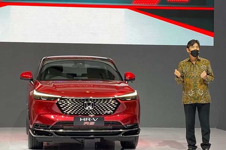 Takehiro Watanabe Presiden Direktur PT HPM berpose dengan All New Honda HR-V di IIMS Hybrid 2022