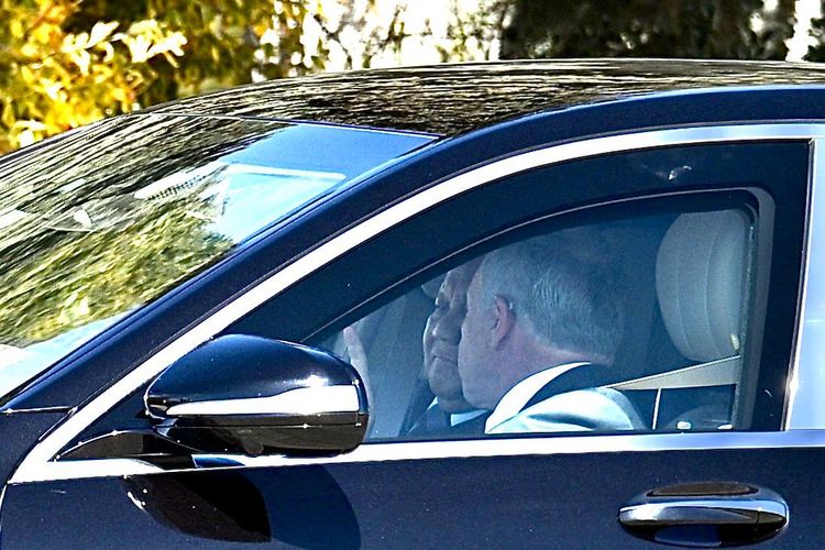 Raja Kerajaan Yordania Hasyimiah, Raja Abdullah II ibn Al Hussein menyopiri langsung Presiden Prabowo Subianto menuju Pangkalan Udara Marka di Amman, Rabu (25/2/2026). Tindakan ini menunjukkan kedekatan yang telah terjadi keduanya sejak masa muda. 