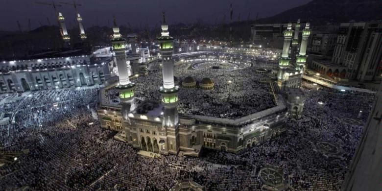 Umat Islam memenuhi Masjidil Haram, menghadap bangunan suci Kakbah di Mekkah, Arab Saudi, bagian dari kegiatan haji, 10 Oktober 2013. Lebih dari dua juta muslim tiba di kota suci ini untuk ibadah haji tahunan.