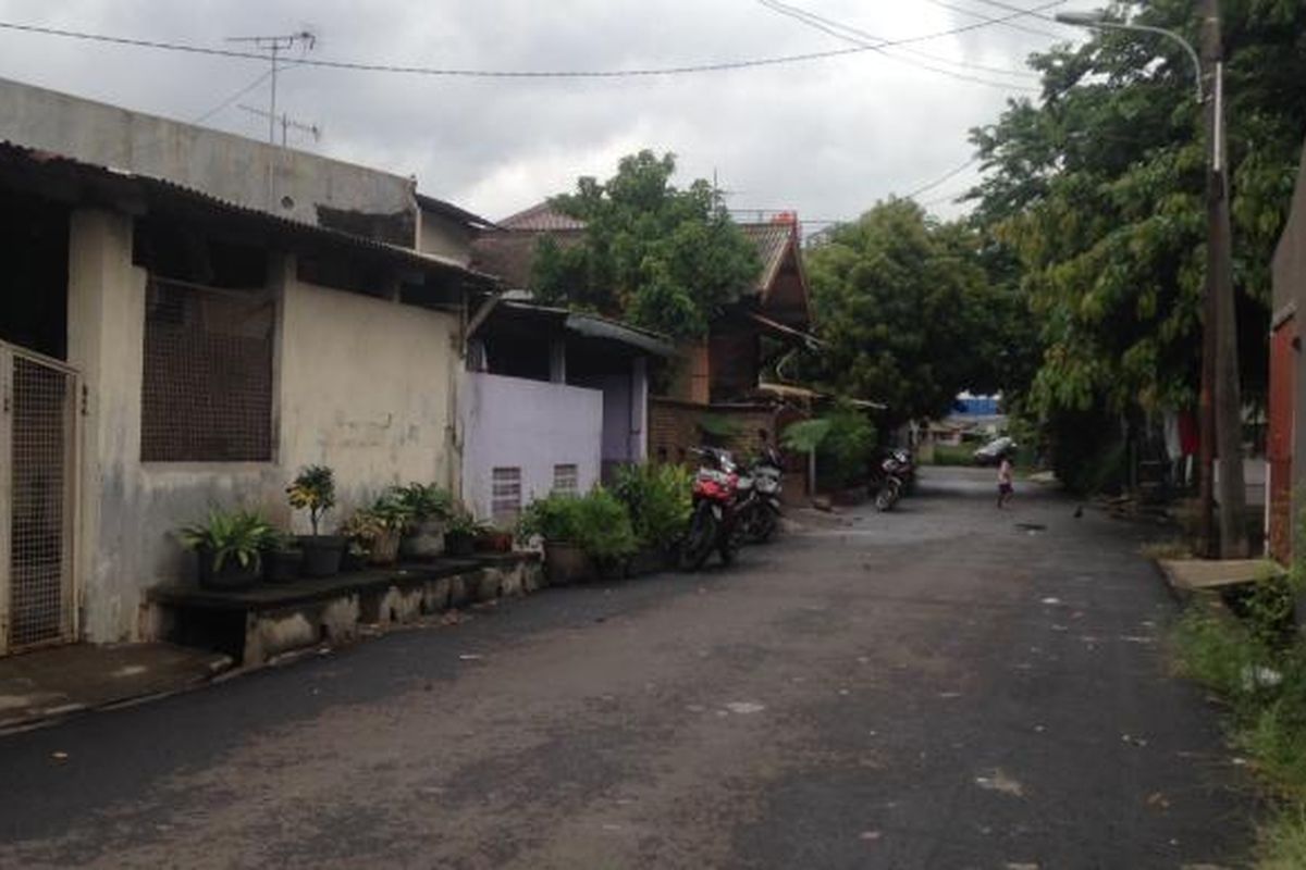 Kondisi salah satu sudut di Kompleks Permata atau yang juga dikenal dengan nama Kampung Ambon, Cengkareng, Jakarta Barat, Senin (25/1/2016) petang. 





