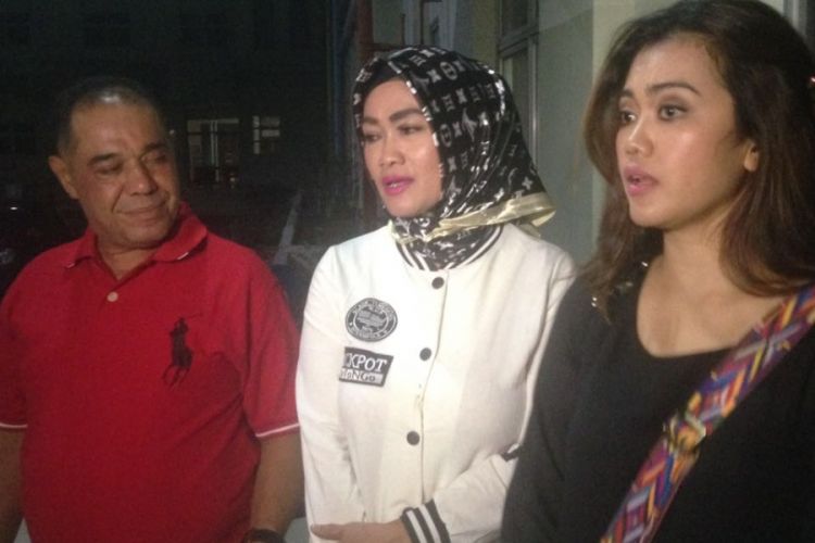 Keluarga Julia Perez dalam wawancara di RSCM, Jakarta Pusat, Senin (20/3/2017) malam.