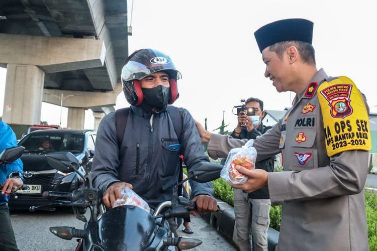 Polsek Cakung dan TNI kembali membagikan takjil gratis di Jalan Bekasi Raya, Cakung, Jakarta Timur, Kamis (21/3/2024).