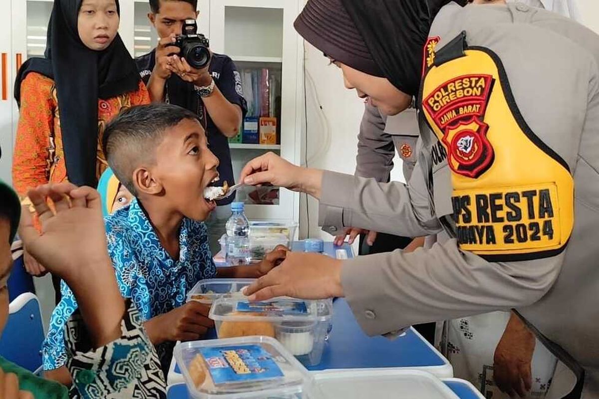 Kapolresta Cirebon Kombes Pol Sumarni berinteraksi dengan siswa siswi SLB Akirra 2 Kecamatan Sumber Kabupaten Cirebon, Jawa Barat, Jumat (1/11/2024) siang