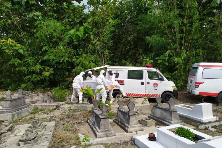 Pemakaman Standar covid19 oleh Relawan Gunungkidul di Desa Plembutan, Kecamatan Playen, Gunungkidul Selasa (2/6/2020)