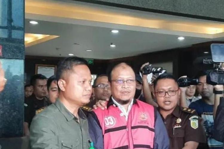 Mantan Direktur Utama PDAM Kota Makassar, Haris Yasin Limpo saat digiring ke mobil tahanan, Selasa (11/4/2023)
