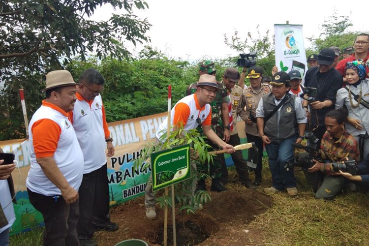 Gubernur Jawa Barat Ridwan Kamil saat melakukan penanaman pohon di Cimenyan, Kabupaten Bandung,  Senin (9/12/2019).