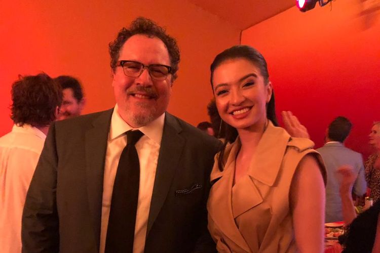 Raline Shah berfoto bersama sutradara Jon Favreau saat menghadiri World Premiere film The Lion King di Dolby Theatre, Hollywood & Highland, California pada 9 Juli 2019 malam.