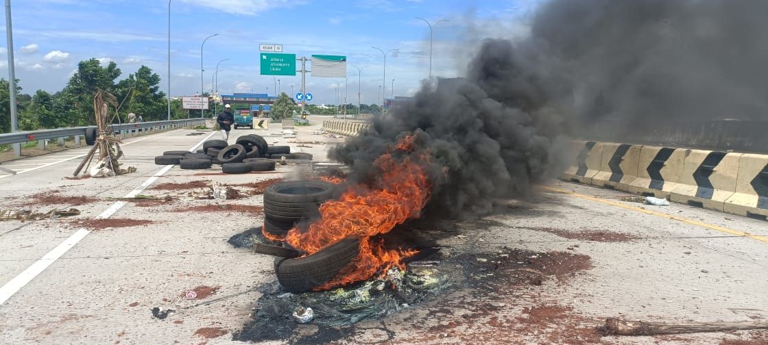 Gelar Aksi Protes, Ahli Waris Lahan Tol Jatikarya Blokade Jalan dan Bakar Ban