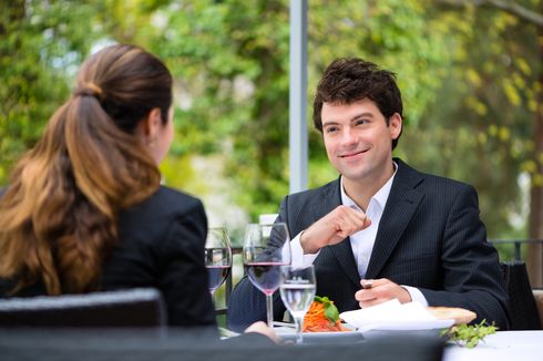 Mengapa Etika Makan atau Table Manner Penting Saat Santap di Restoran?