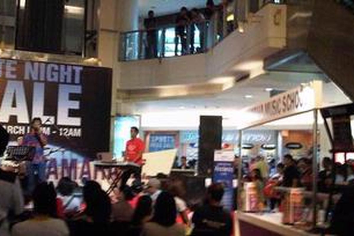 Plaza Semanggi menggelar Late Night Sale 25-26 Maret 2011 hingga tengah malam mendukung Earth Hour, minimum belanja Rp 250.000, tas plastik belanja bisa ditukarkan dengan Plangi eco bag dan satu bibit tanaman.