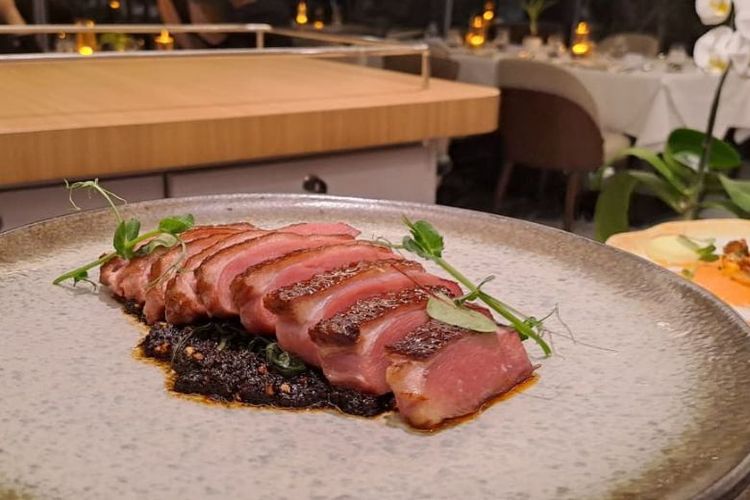 Bebek Madura khas Arasa, ikon kuliner Nusantara yang di-elevate dengan teknik smoke 12 jam dan bumbu otentik Jawa Timur. Menu ini salah satu andalan di A.RA.SA Restaurant & Bar Ascott Menteng Jakarta. 