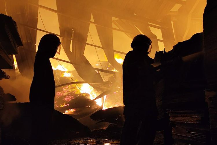 Kondisi gudang pabrik kayu di Jalan Segoromadu, Kecamatan Kebomas, Gresik, Jawa Timur, saat terbakar, dengan proses penanganan baru selesai, Senin (28/10/2024).