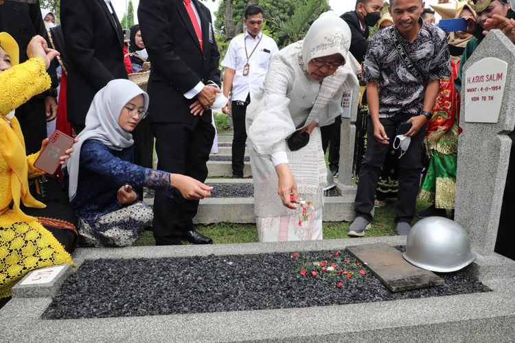 Menteri Sosial (Mensos) Tri Rismaharini saat menghadiri upacara ziarah nasional di Taman Makam Pahlawan Nasional Utama (TMPNU) Kalibata dalam rangka memperingati Hari Pahlawan 2022, Kamis (10/11/2022).
