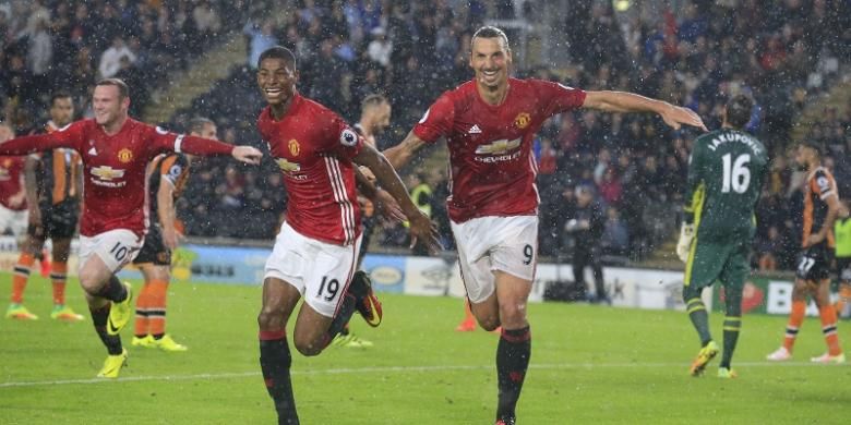 Penyerang muda Manchester United, Marcus Rashford (kedua dari kiri), merayakan gol pada menit akhir laga ke gawang Hull City, dalam ajang Premier League di KCOM Stadium, Sabtu (27/8/2016).