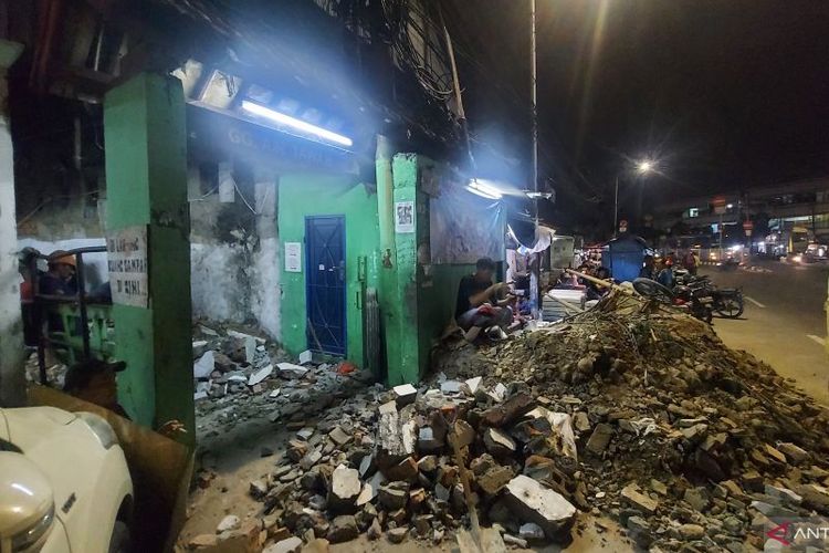 Tembok toko roboh tutup akses jalan 300 kepala keluarga di Cakung, Jakarta Timur, pada Senin (4/7/2022)