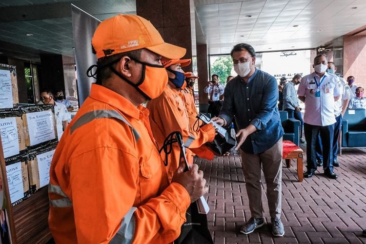 Penyerahan bantuan masker dari PT. Delamibrands Kharisma Busana kepada PPSU DKI Jakarta, di Kantor Wali Kota Jakarta Pusat, Rabu (20/5/2020).