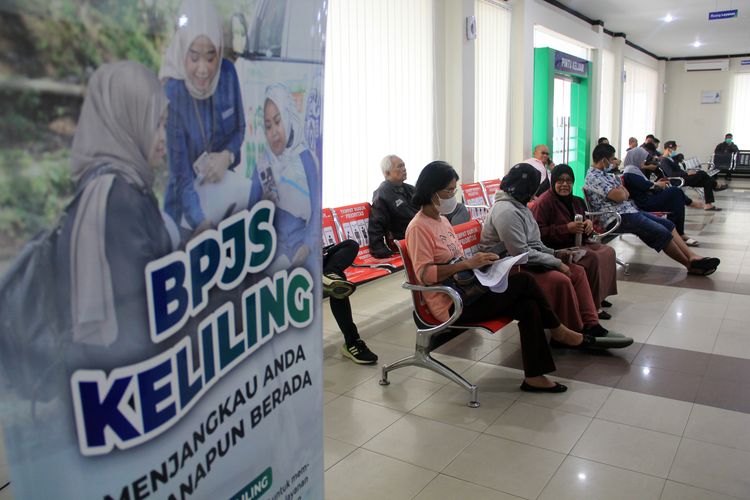 Sejumlah warga antre untuk mendaftar kepesertaan kesehatan di Kantor BPJS Kesehatan Medan, Sumatera Utara, Selasa (20/8/2024). Pemerintah mencatat jumlah peserta Jaminan Kesehatan Nasional (JKN) meningkat dari sebelumnya 133 juta peserta menjadi 273 juta peserta di tahun 2024. 