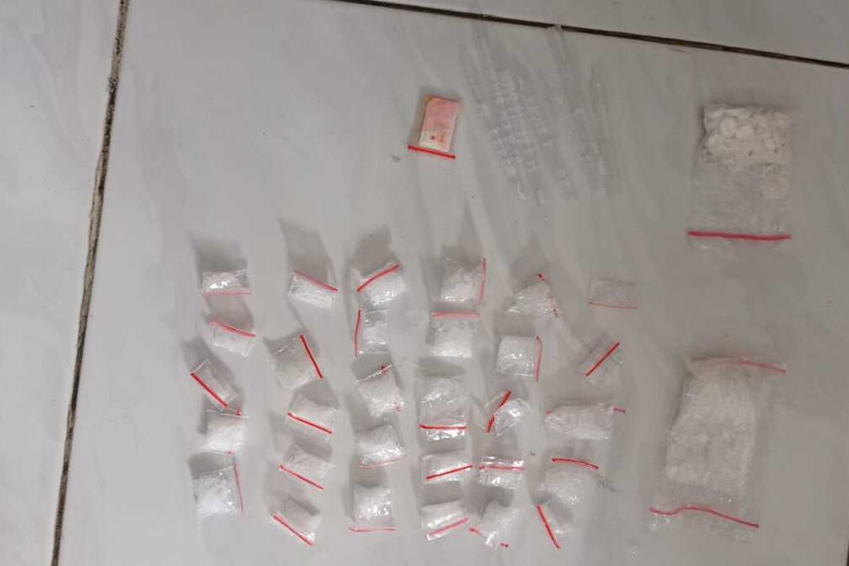 Barang Bukti berupa kristal putih diduga narkoba jenis Sabu dan Pil Dobel-L, yang hendak diselundukan ke dalam Lapas kelas IIB Tulungagung Jawa Timur, Jumat (21/01/2022).