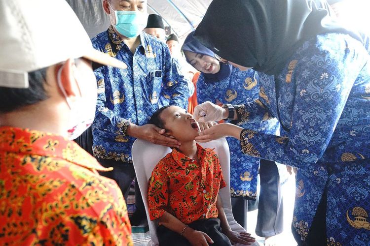 Vaksinasi polio anak di Banyuwangi 